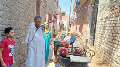 بطل رغم الإعاقة.. ولد مبتور الذراعين ويصنع كل شىء بفمهوقدمه