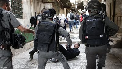 مستعمرون يقتحمون قمة جبل العرمة بنابلس.. وأنباء عن اعتقالات ومداهمات