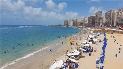 اقبال المواطنين على الشواطئ للاستمتاع بالاجواء الربيعية فى 