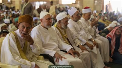 شيوخ التصوف يؤدون صلاة الجمعة بوادي حميثرة للاحتفال بذكرى الإمام أبو الحسن الشاذلي
