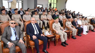 رئيس جامعة قناة السويس يُهنئ خريجي الدفعة 165 من كلية ضباط الاحتياط  
