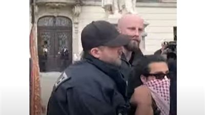 الشرطة الألمانية تفرق طلاب جامعة برلين المؤيدين للفلسطينيين (شاهد) 