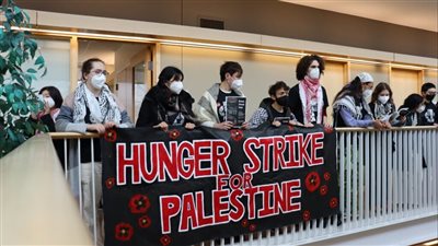 طلاب الجامعات في أمريكا يواصلون الإضراب بسبب شركات 