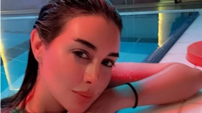 ياسمين صبري تستمتع بإجازتها الصيفية فى حمام السباحة 