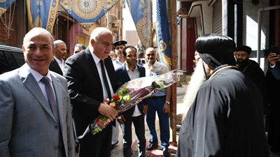  محافظ قنا يبدأ زياراته من دشنا لتهنئة المطارنة بعيد القيامة المجيد 