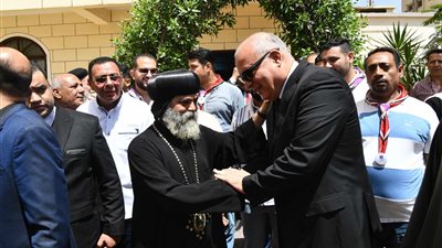  محافظ قنا يزور دير الأنبا بضابا لتهنئة أسقف نجع حمادي بعيد القيامة 