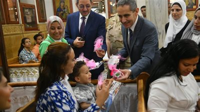 محافظ الغربية يقدم التهنئة لأقباط المحلة وسمنود ويوزع هدايا الرئيس