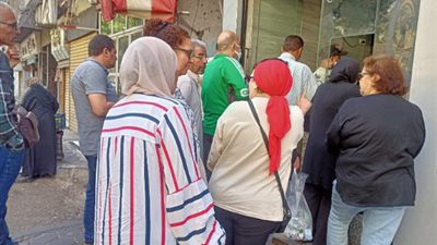 طوابير أمام المحال.. أسعار الفسيخ والرنجة تتخطى اللحوم والجمبري