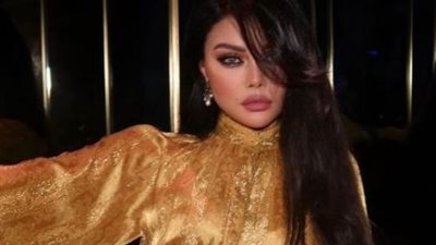 هيفاء وهبي تنافس عارضات الأزياء بالذهبي المطرز 