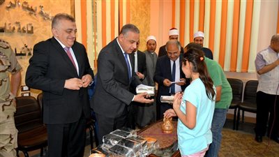 محافظ سوهاج يشارك أطفال 