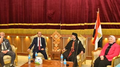 رئيس جامعة أسيوط يزور كنائس 