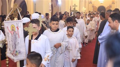 بالشموع وأيقونة المسيح.. الأقباط يحتفلون بعيد القيامة بدير الأنبا متاؤس في الأقصر