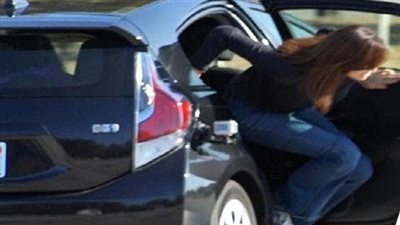 على طريقة فتاة الشروق.. مهندس يحاول اختطاف فتاة والأخيرة تلقي بنفسها من السيارة 