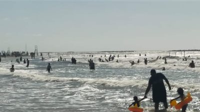 صور.. شواطئ رأس البر تستقبل روادها في إجازة شم النسيم