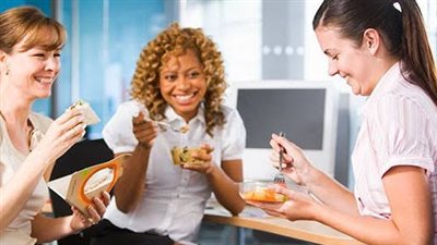 لأصحاب وظائف المكاتب.. 4 طرق فعالة تمنع زيادة الوزن مع قلة الحركة 