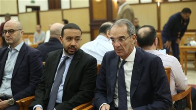 شاهد.. وزير الاتصالات يشارك في عزاء رئيس قطاع الإعلام بالمصرية للاتصالات