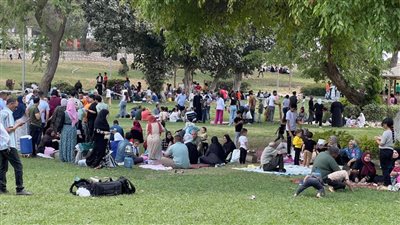 توافد المواطنين على حدائق القليوبية للاحتفال بشم النسيم | صور
