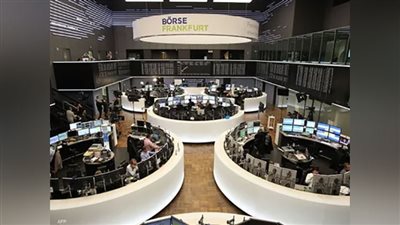الأسهم الأوروبية تهبط بضغط من شركات صناعة السيارات ومخاوف التضخم
