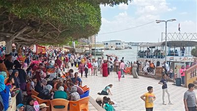  إقبال كبير من المواطنين على الحدائق والمتنزهات والرحلات النيلية بكفر الشيخ في شم النسيم 