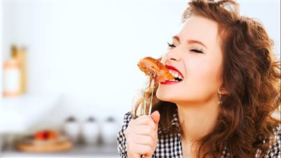 شراهة أكل اللحوم علامة على نقص عنصر مهم في الجسم.. أطباء يحذرون