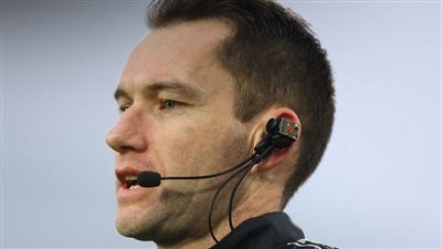 في حدث تاريخي لأول مرة.. كاميرا على رأس الحكم في الدوري الإنجليزي 