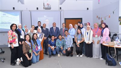 ورشة عمل حول برنامج دمج المهارات الحياتية والقراءة والكتابة والحساب للأميين بكلية التربية