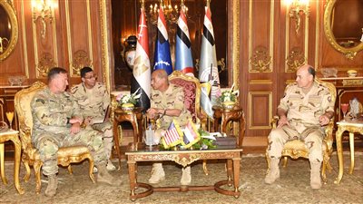 وزير الدفاع يناقش التطورات الأقليمية والدولية  مع قائد القيادة المركزية الأمريكية