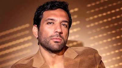 تزاحم الجمهور على حسن الرداد في العلمين بعد عرض مسرحيته 