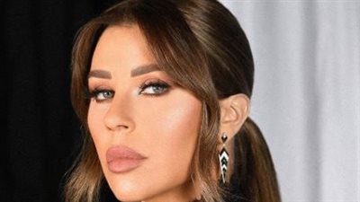 كارلا حداد تشبة الزهر بالكب الناعم (صور)