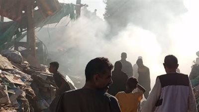 عاجل.. السيطرة علي حريق بمخزن خردة في كوم أمبو بأسوان