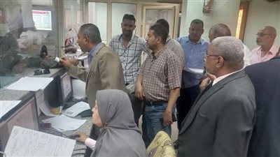 رئيس قوص يتابع سير العمل بالمركز التكنولوجي فى أول أيام استقبال التصالحات  