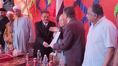 مديرتعليم بنجع حمادي يشهد حفل  يوم الوفاء لتكريم مدير مدرسة 