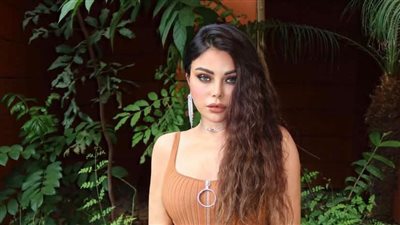 هيفاء وهبي تهنئ إليسا على ألبومها الجديد 