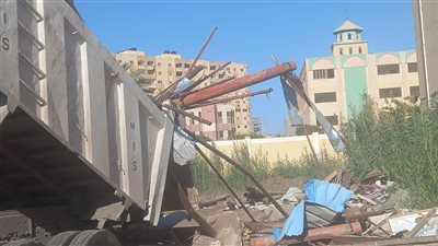  إزالة 28 إعلان مخالف وتقنين عدد آخر في كفر الشيخ