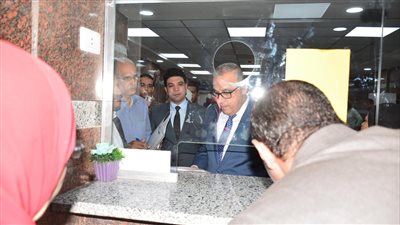 محافظ سوهاج يتفقد إجراءات التقدم بطلبات التصالح بالمركز التكنولوجي بأخميم