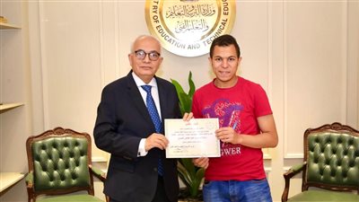 وزير التربية والتعليم يكرم طالب مبتكر في التعليم الفنى 