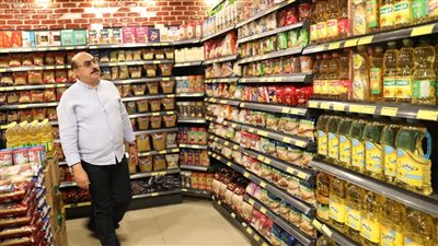 محافظ أسوان يتابع  توافر السلع الغذائية  بالمجمعات الإستهلاكية 