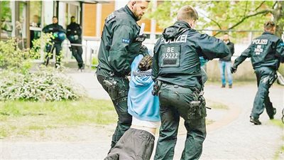 أمريكا تواصل دهس الحريات وحقوق الإنسان وتعتقل مئات الطلاب