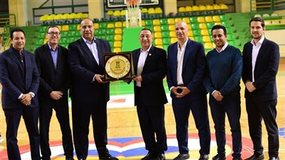 بالصور.. زيارة محافظ الاسكندرية لفريق سلة الاتحاد السكندرى 