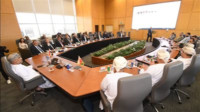 وزير الإسكان بعمان يلتقى مسؤولي شركات التطوير العقاري والمقاولات المصرية