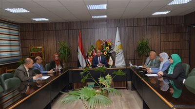 رئيس جامعة أسيوط يتابع إجراءات 