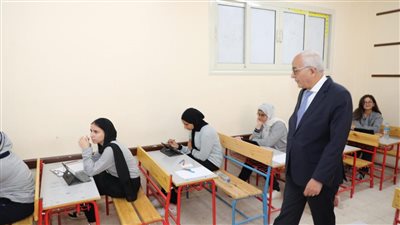 وزير التربية والتعليم يتابع امتحانات صفوف النقل (صور) 