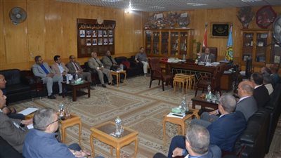 نائب رئيس جامعة الأزهر للوجه القبلي يجتمع بعمداء الكليات استعدادًا للامتحانات