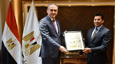 وزير الشباب والرياضة يلتقي سفير بيلاروسيا لبحث مجالات التعاون المشترك