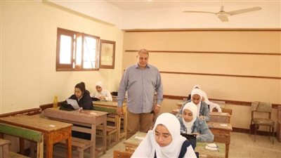 محافظ بني سويف يتابع انتظام امتحانات نهاية العام لصفوف النقل للعام