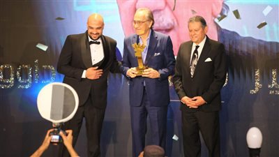 تفاصيل تكريم نجوم الفن والإعلام بحفل الأفضل (صور) 