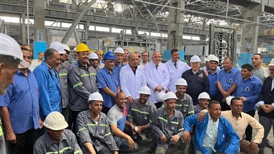 وزير قطاع الأعمال العام ومحافظ قنا في جولة تفقدية لمصانع مجمع الألومنيوم بنجع حمادي