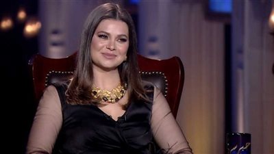 يسرا اللوزي.. سبب ارتدائها الأبيض في جنازة والدتها