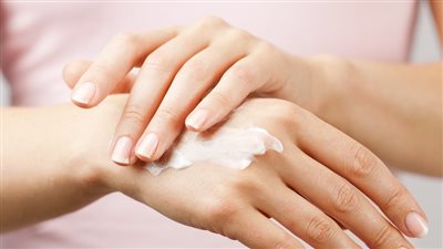 نصائح للتخلص من جفاف اليدين في الصيف