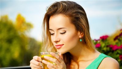 طبيبة تغذية تُكذب أسطورة شائعة عن شرب الشاي